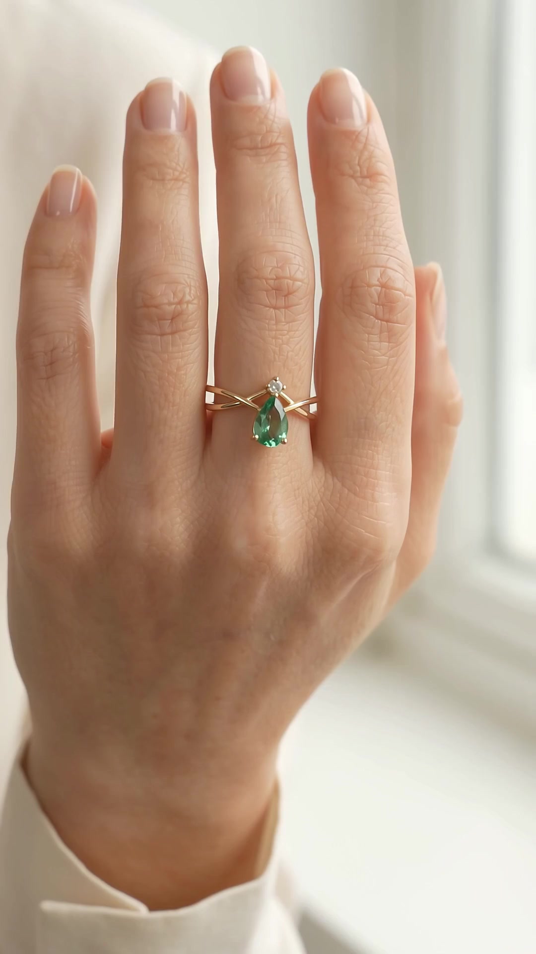 Campaña JEMA: una mano con un anillo delicado