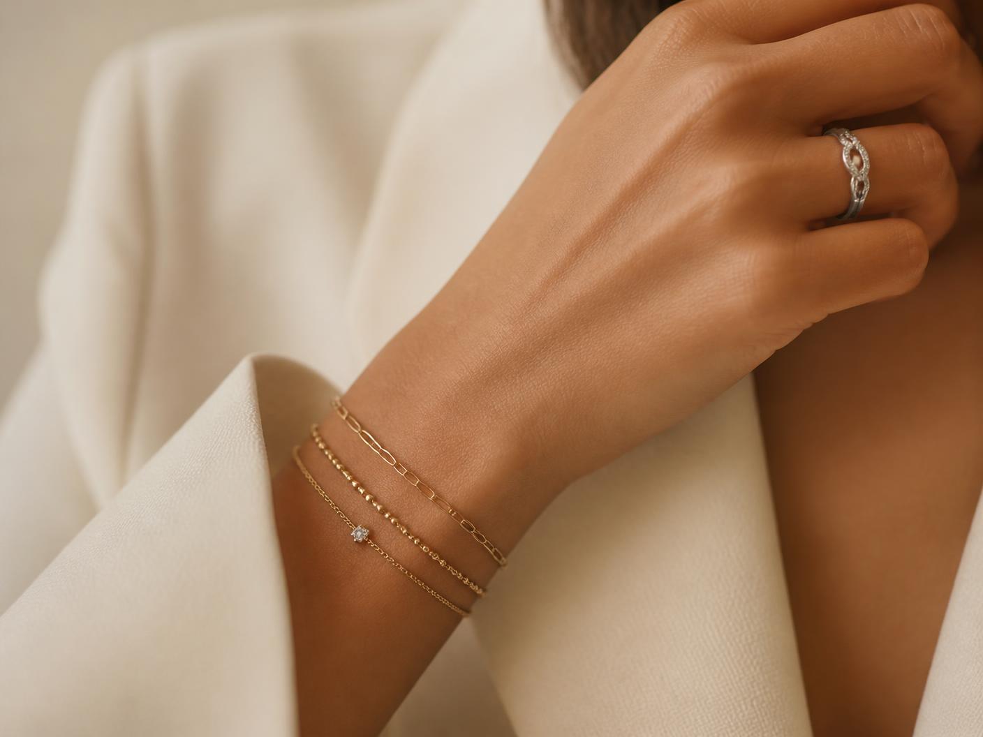 Pulsos y anillo de JEMA en una muñeca